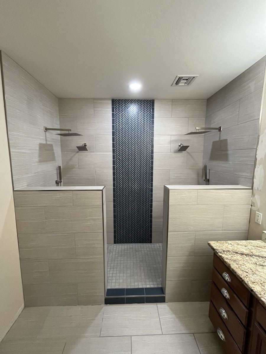 Double walk-in shower with dark accent stripe
