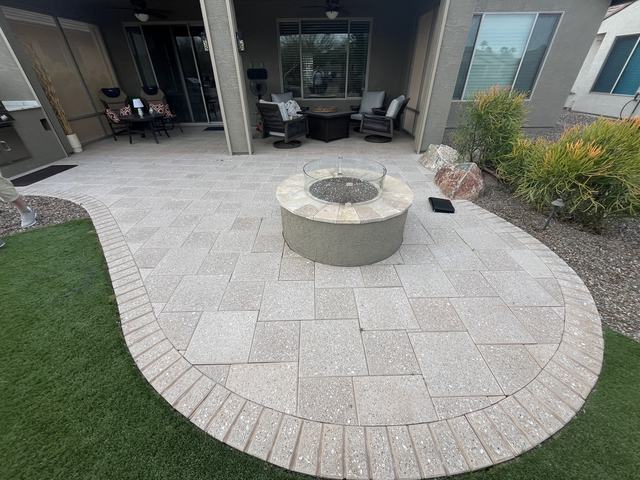 Paver patio with round fire pit