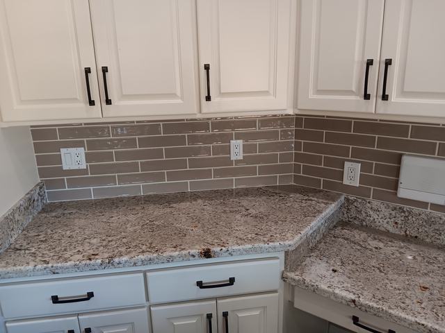 Subway tile backsplash with granite counters
